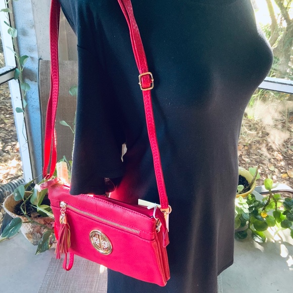 RED CROSSBODY w/MEDALLION / MESSENGER BAG⭐️ LIGHT WEIGHT- NEW CONDITION W/TAGS - Picture 7 of 14